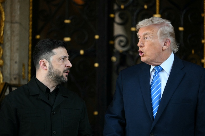 Президент США Дональд Трамп приветствует президента Украины Владимира Зеленского в своей резиденции Мар-а-Лаго в Палм-Бич, штат Флорида, 28 декабря 2025 года.