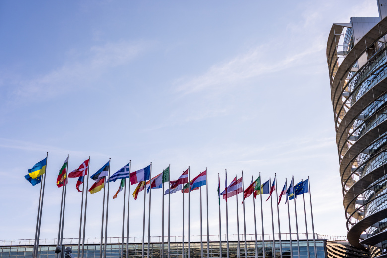 Флаги у здания Европарламента