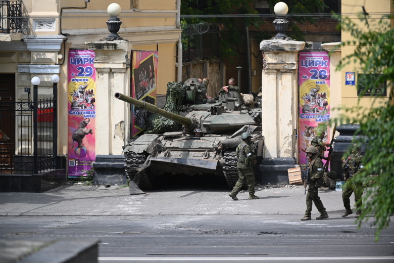 Танк в воротах цирка в Ростове-на-Дону стал символом мятежа Пригожина и реакции на него российской власти