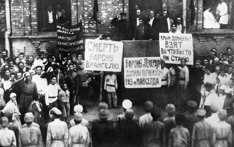 Кровожадные лозунги на митингах не мешали красным командирам делать успокоительные заявления. Командующий взятием Крыма Михаил Фрунзе обещал: “Красная армия не стремится к мести. Мы проливали кровь лишь потому, что нас к этому вынуждали наши враги”.
