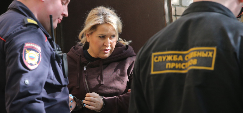 Бывшая глава департамента имущественных отношений Минобороны РФ Евгения Васильева на выходе из здания Пресненского суда.