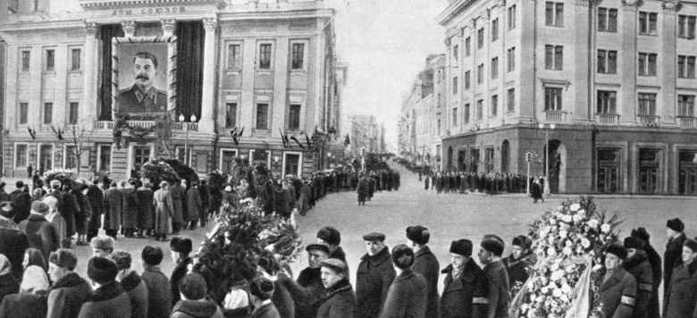 Очередь желающих попрощаться с покойным Иосифом Сталиным возле Дома союзов. Фото: РИА Новости