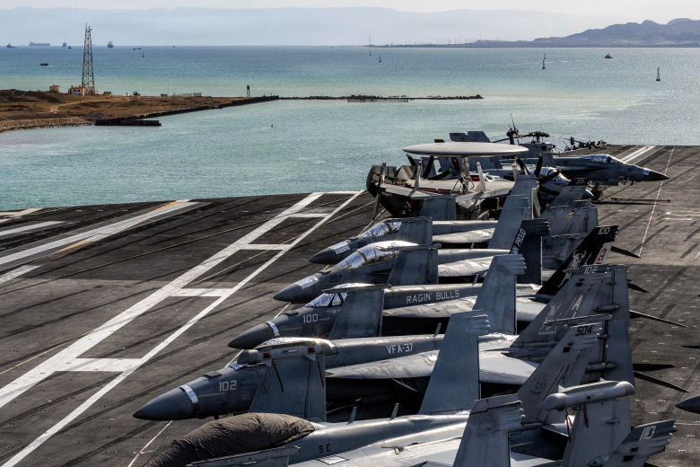 Американские истребители-бомбардировщики F/A-18 Super Hornet на палубе авианосца USS Gerald R. Ford, 5 марта 2026 года