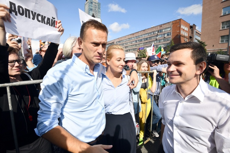 Алексей Навальный и Илья Яшин на митинге за допуск на выборы независимых кандидатов в депутаты в Московскую городскую думу на проспекте Академика Сахарова. Фото: Александр Миридонов / Коммерсантъ