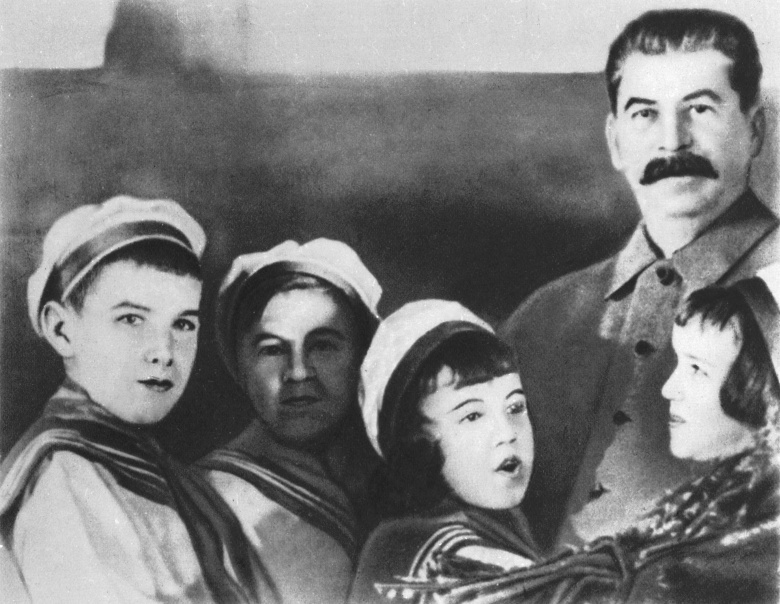 Иосиф Сталин с детьми, 1936 год.