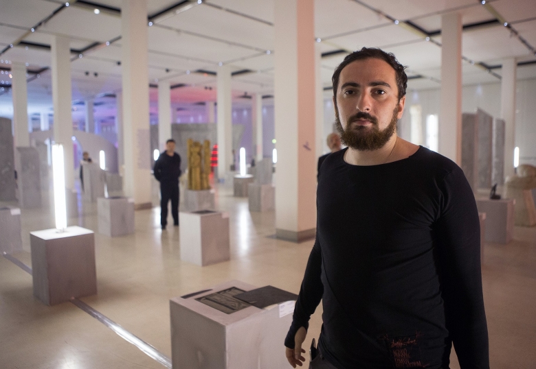 Лидер движения «Божья воля» Дмитрий Цорионов (Энтео) вместе со своими сторонниками разгромили скульптуры 60–70-х годов на выставке в Манеже, август 2015. Фото: Василий Хайкин / Коммерсантъ