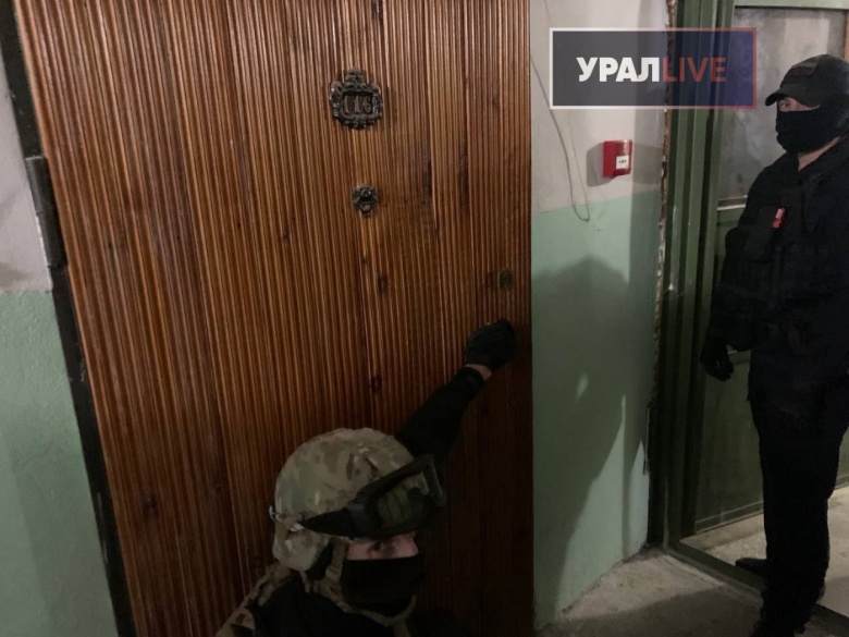 Работа силовиков в Екатеринбурге, они пришли к главному редактору газеты «Вечерние Ведомости» Владиславу Постникову