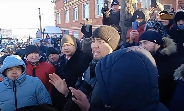 Активист Фаиль Алсынов возле здания суда