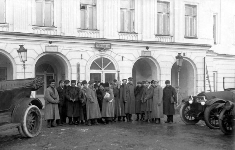 Обитатели Третьего дома Советов. Сейчас в этом здании на Делегатской улице находится Всероссийский музей декоративно-прикладного искусства. Фото: Мемориал