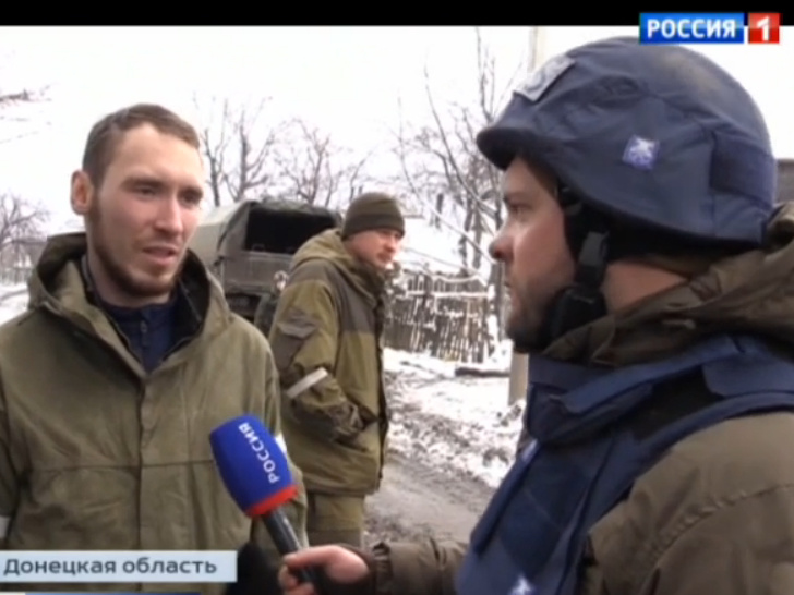 Ополченец ДНР Дмитрий Сапожников (слева) беседует с корреспондентом «России 1» Евгением Поддубным