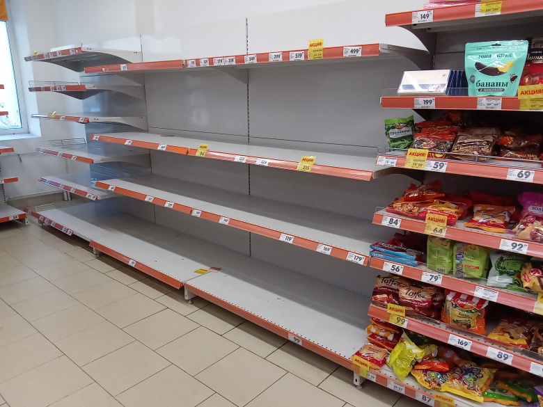 Пустые полки в питерском магазине