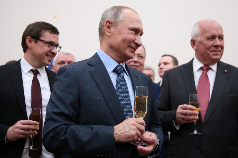 Владимир Путин и генеральный директор корпорации "Ростех" Сергей Чемезов на 10-летии корпорации. Фото: Михаил Метцель / ТАСС