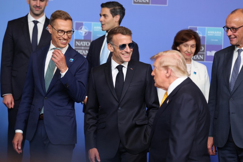 Дональд Трамп поднимается на подиум для совместного фото. Анкара, Турция, 08 июля 2026 года.