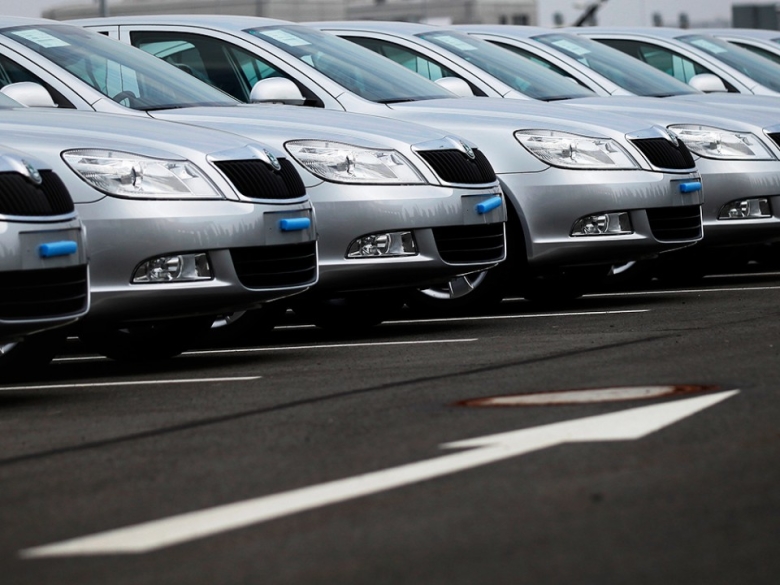 Работник проверяет автомобили на заводе Skoda. Фото: Reuters / David W. Cerny