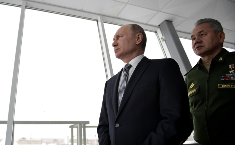 Президент РФ Владимир Путин и министр обороны Сергей Шойгу