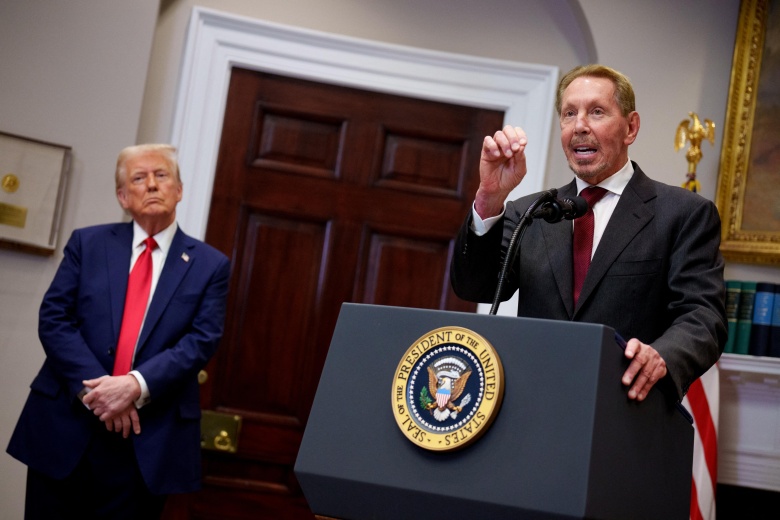 Соучредитель, технический директор и председатель совета директоров Oracle Ларри Эллисон в сопровождении президента США Дональда Трампа в кабинете Рузвельта Белого дома 21 января 2025 года