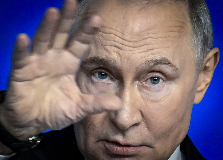Владимир Путин жестикулирует во время своей ежегодной итоговой пресс-конференции в Москве 19 декабря 2025 года.