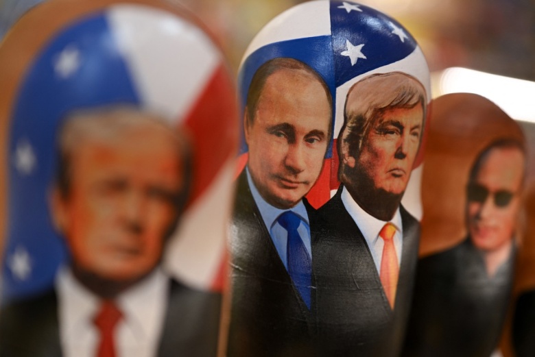 Vатрешки, изображающие Владимира Путина и Дональда Трампа, в сувенирном магазине на Арбате.
