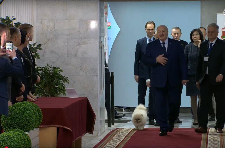 Минск, 26 января 2025 года. Президент Республики Беларусь Александр Лукашенко со своим шпицем Умкой прибыл на избирательный участок в Белорусском государственном университете физической культуры