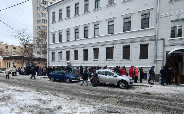 Очередь из желающих поставить подпись за Бориса Надеждина