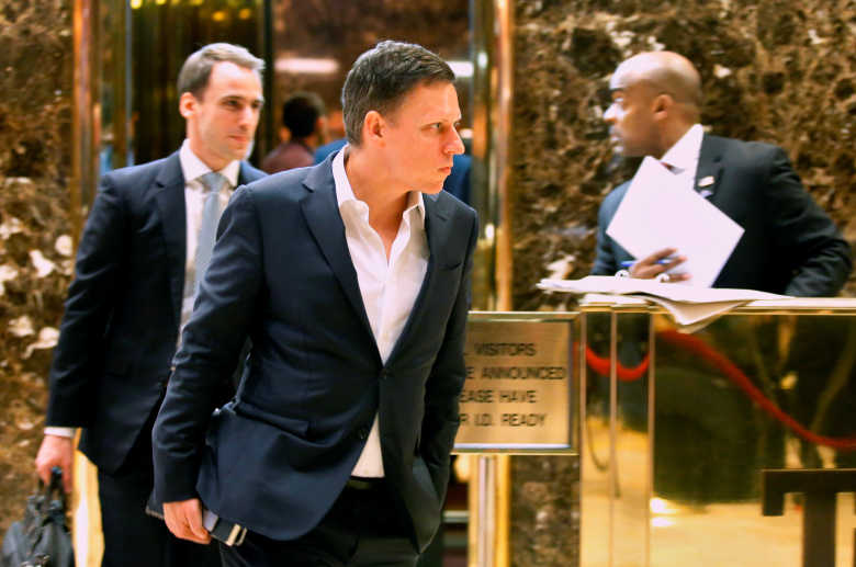 Питер Тиль выходит из лифта Trump Tower после встречи с Дональдом Трампом