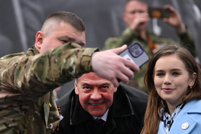 Председатель партии "Единая Россия" Дмитрий Медведев фотографируется с участниками войны во время парада  9 мая 2026 года.