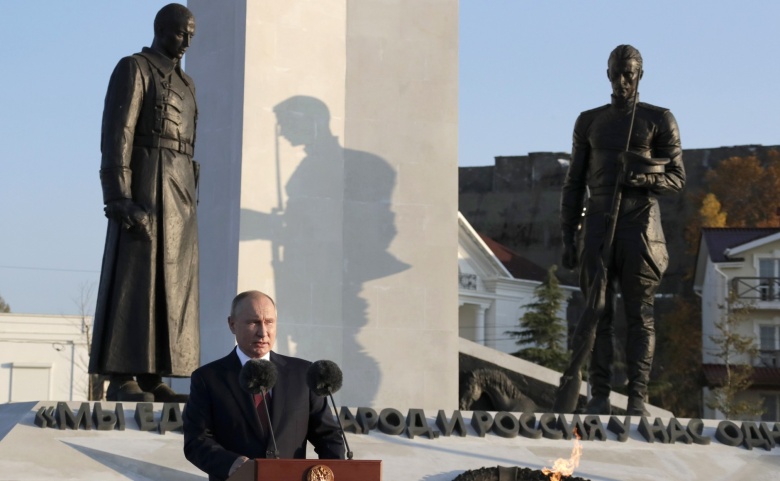 Владимир Путин у мемориального комплекса в память об окончании Гражданской войны. Севастополь. Фото: kremlin.ru