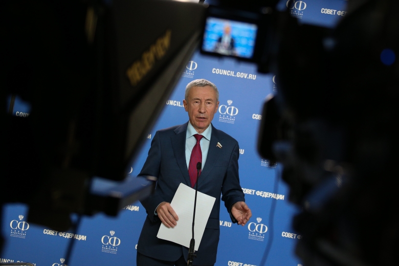 Председатель Временной комиссии СФ по защите государственного суверенитета и предотвращению вмешательства во внутренние дела РФ Андрей Климов. Фото: Council.gov.ru