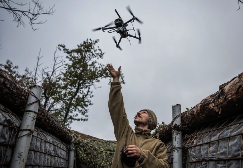 Военнослужащий ВСУ запускает FPV дрон с украинских позиций на Покровском направлении в Донецкой области. Октябрь 2024 года