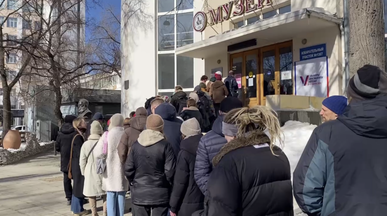 Очередь на участок в полдень в Екатеринбурге