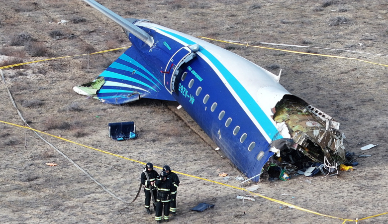 Место крушения пассажирского самолета Azerbaijan Airlines вблизи города Актау, Казахстан, 25 декабря 2024 года. Самолет Embraer 190 авиакомпании Azerbaijan Airlines, следовавший из Баку в Грозный, разбился вблизи Актау утром 25 декабря. Погибли 38 человек из 67, находившихся на борту. По информации Euronews и Reuters, причиной крушения самолета стала российская система ПВО. Глава Росавиации Дмитрий Ядров подтвердил, что в момент захода на посадку самолета Azerbaijan Airlines в аэропорт Грозного город атаковали беспилотники. Пресс-секретарь президента России Дмитрий Песков заявил, что «не вправе давать оценок» до завершения расследования причин катастрофы. Фото: Azamat Sarsenbayev/ Reuters/Scanpix