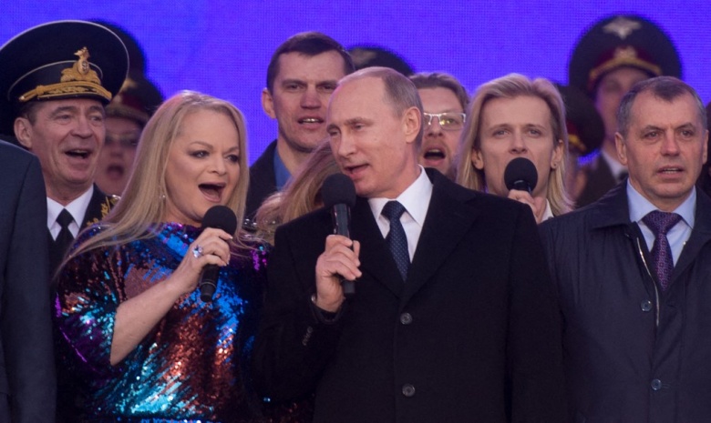 Владимир Путин, Лариса Долина и спикер парламента Крыма Владимир Константинов исполняют российский гимн, принимая участие в митинге-концерте у Кремлевской стены