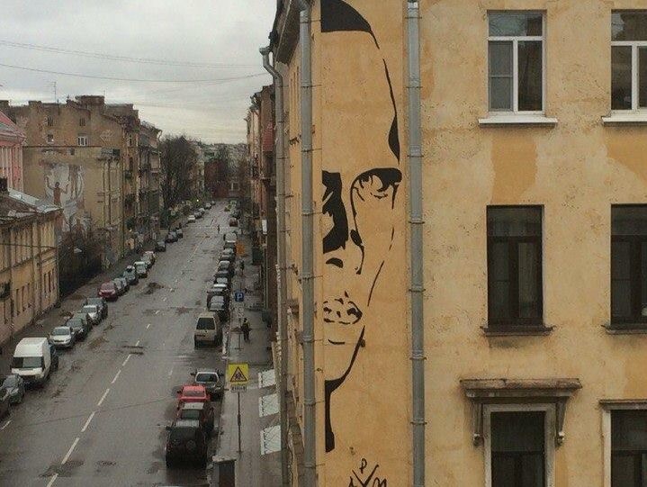 Портрет Хармса на доме в Санкт-Петербурге (художники Паша Кас и Павел Мокич)