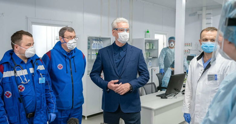 Сергей Собянин во время посещения стационара для долечивания пациентов с COVID-19. Фото: Максим Мишин / Пресс-служба Мэра и Правительства Москвы