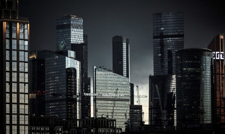 Вид на башни Международного бизнес-центра (Москва-Сити) перед грозой.