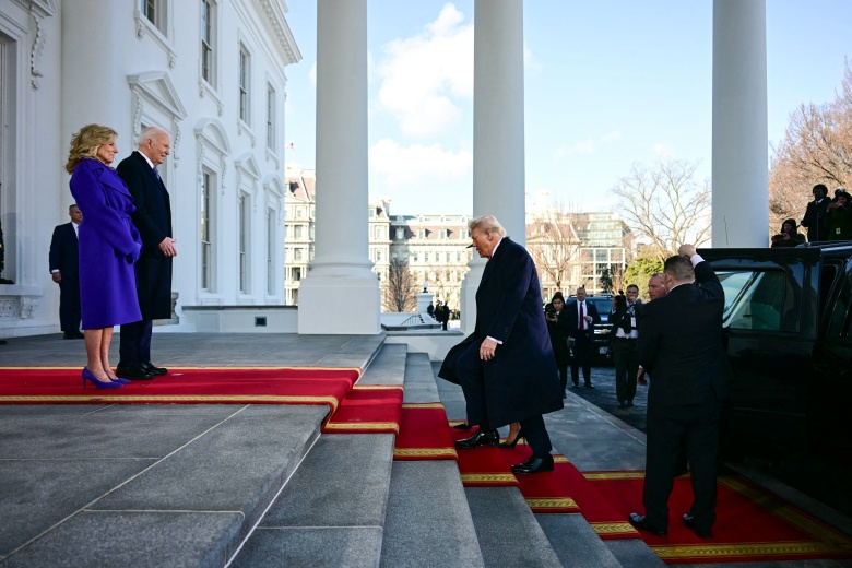 Дональд Трамп заходит в Белый дом