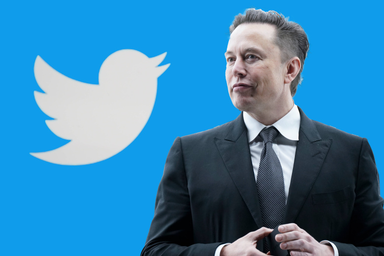 Илон Маск на фоне логотипа Twitter