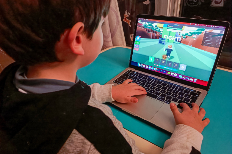 Мальчик играет в Roblox
