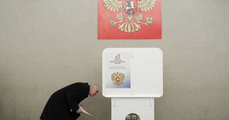 Мужчина проверяет будку для голосования.