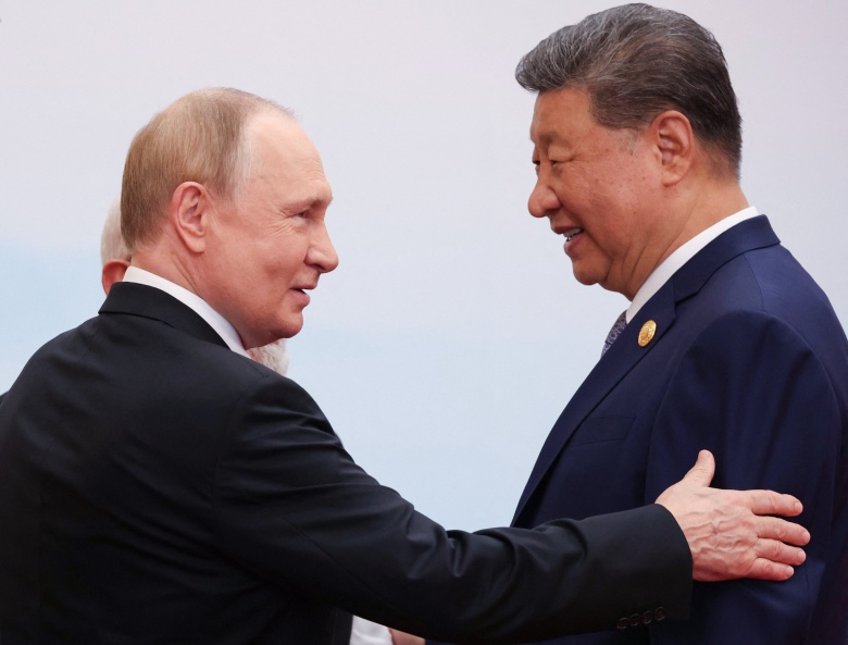 Президент России Владимир Путин беседует с председателем КНР Си Цзиньпином на саммите Шанхайской организации сотрудничества (ШОС) в Тяньцзине 1 сентября 2025 года