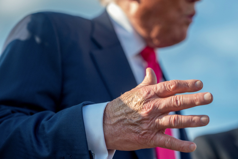 Дональд Трамп, протягивающий руку
