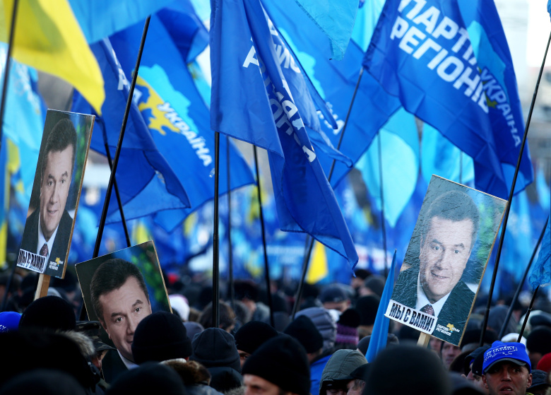 Сторонники Партии регионов во время митинга на Европейской площади.