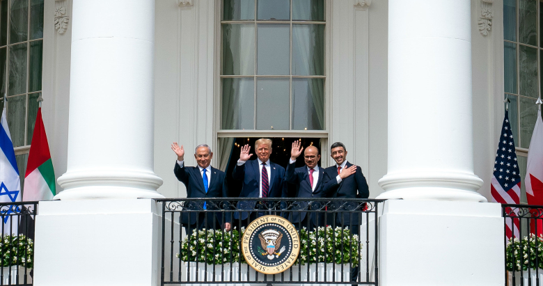Биньямин Нетаньяху, Дональд Трамп,  министр иностранных дел Бахрейна Абдель Латиф аз-Заяни и глава МИДа Объединенных Арабских Эмиратов (ОАЭ) шейх Абдалла бен Заид Аль Нахайян. Фото: Tia Dufour / Official White House