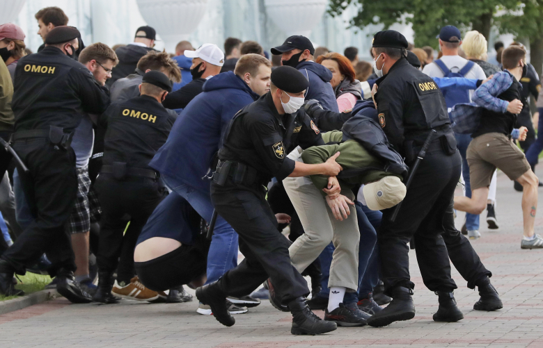 Акции в поддержку оппозиционеров Виктору Бабарико и Валерию Цепкало в Минске. Фото: Sergei Grits / AP / TASS