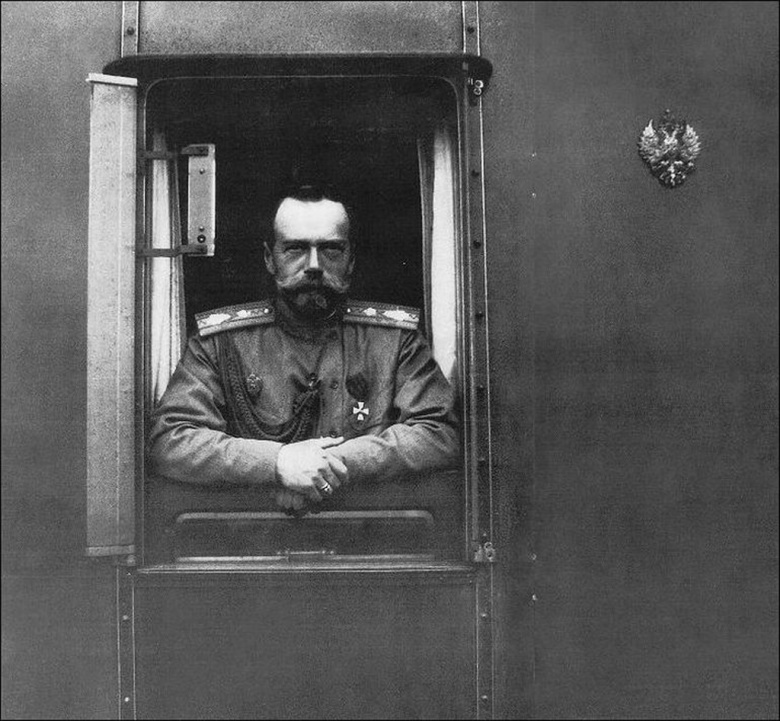 Николай II в императорском поезде, в котором в 1917 году он отрекся от престола