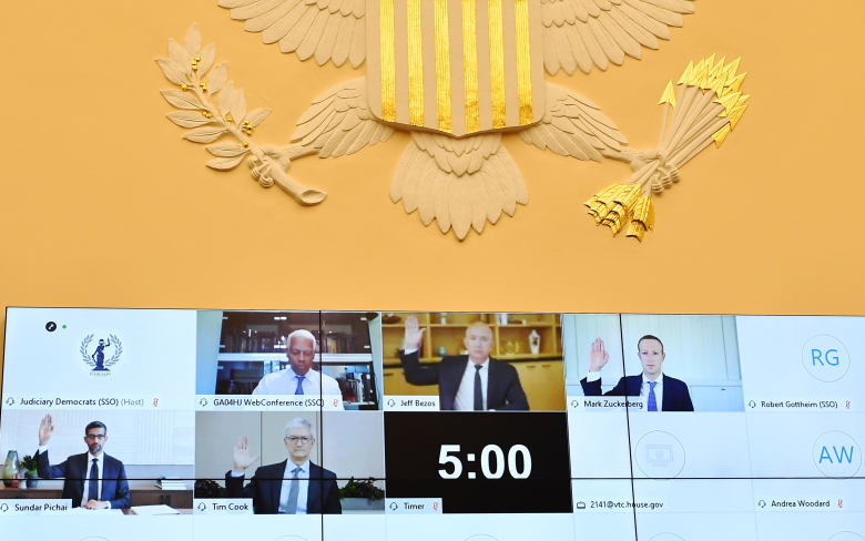 Руководители Google, Apple, Amazon и Facebook – Сундар Пичаи, Тим Кук, Джефф Безос и Марк Цукерберг – выступили в среду перед комитетом палаты представителей Конгресса США по правовым вопросам. Фото: Mandel Ngan / EPA / TASS