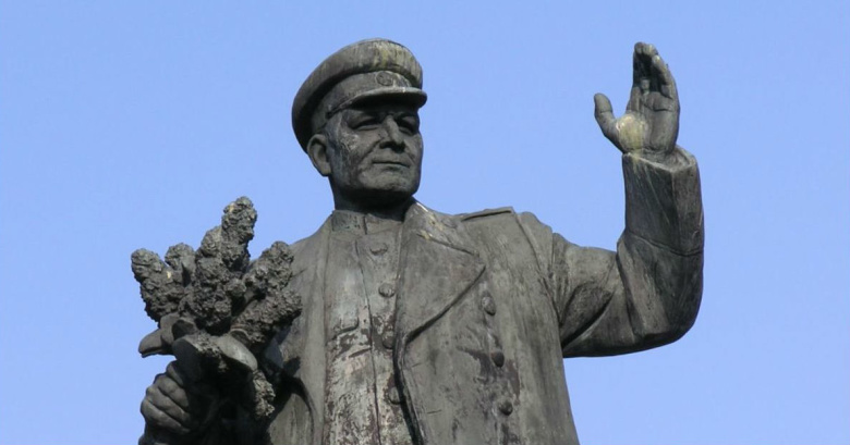 Войны памяти в дни пандемии: 3 апреля 2020 года мэрия Праги демонтировала памятник советскому маршалу Коневу. Российское посольство выразило «глубокое возмущение». Один из чешских сенаторов  сравнил память о советских исторических деятелях с пандемией коронавируса: “Земля должна быть защищена не только от заражения вирусами, но и от уцелевших бацилл коммунизма”.