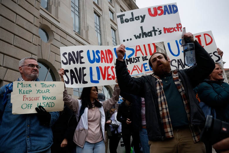 «Спасите USAID! Спасите жизни!», «Сегодня USAID, а что дальше?», «Маск и Трамп, прочь ваши фашистские руки от USAID!»: манифестация в защиту агентства в Вашингтоне. 3 февраля 2025 года