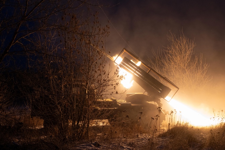 Украинские военные ведут огонь из РСЗО БМ-21 «Град» по российским позициям под Дружковкой Донецкой области.
