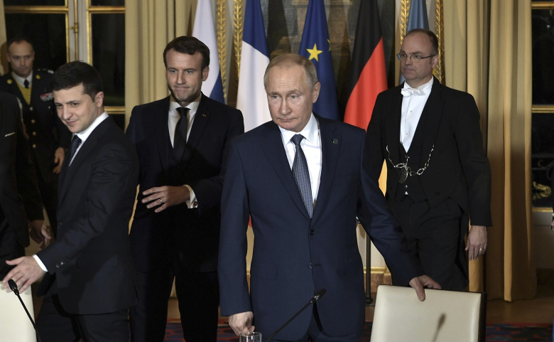 Париж, Елисейский дворец, 9 декабря 2019 года.  Эммануэль Макрон усаживает Владимира Зеленского и Владимира Путина за стол переговоров в "нормандском формате"